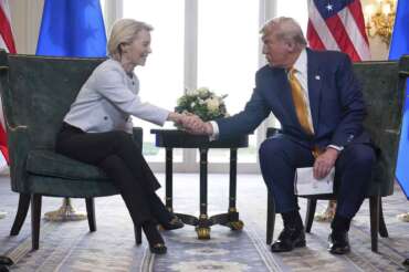 President Donald Trump and European Commission President Ursula von der Leyen shake hands after reaching a trade deal at the Trump Turnberry golf course in Turnberry, Scotland Sunday, July 27, 2025. (AP Photo/Jacquelyn Martin) Associated Press /LaPresse Only italy and spain