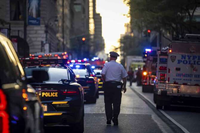 The scene on 52nd Street between Park and Lexington Avenue where a New York Police Department police officer was shot, Monday, July 28, 2025, in New York. (AP Photo/Angelina Katsanis) Associated Press / LaPresse Only italy and spain