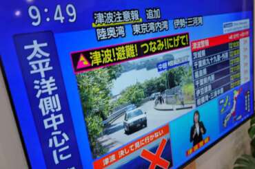 A tsunami warning is displayed on a television in Yokohama, near Tokyo, Wednesday, July 30, 2025, after Japan issued alerts following a strong earthquakes off the Kamchatka Peninsula. (AP Photo/Eugene Hoshiko) Associated Press/LaPresse