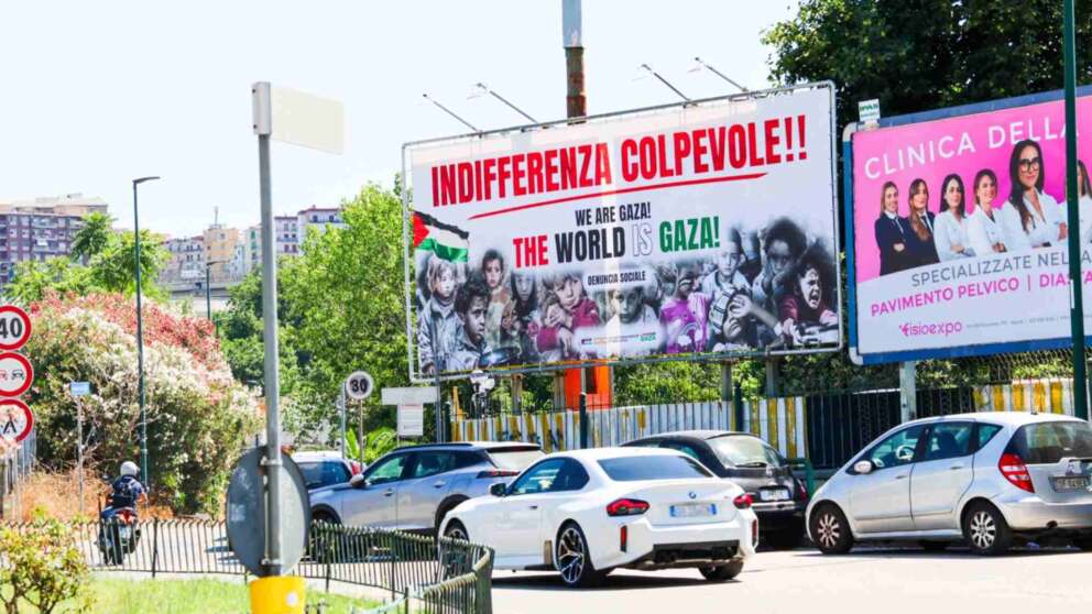 Napoli, manifesti pro Gaza su cartelloni pubblicitari: “Indifferenza colpevole!”