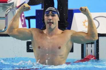 Chi è Simone Cerasuolo, nuova stella del nuoto italiano: oro storico nei 50 metri rana ai Mondiali di Singapore