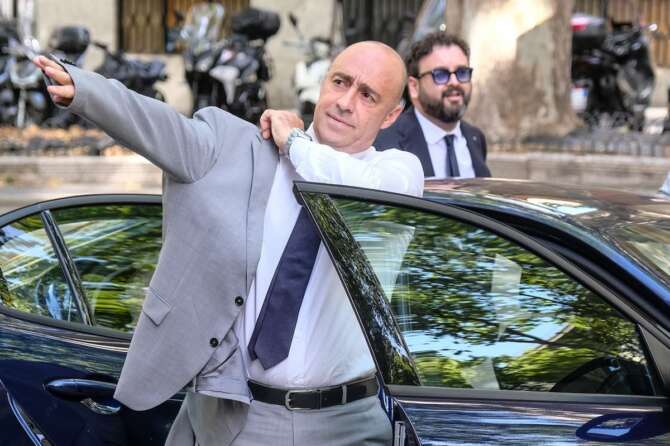 Taranto, il sindaco Bitetti eletto due mesi fa si dimette per “inagibilità politica” dopo le proteste sull’ex Ilva