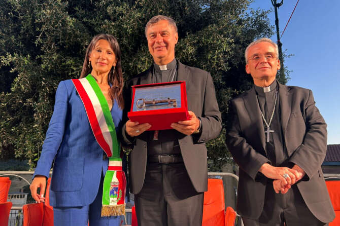Il Cardinale Roberto Repole al centro, con la sindaca di Rapone Felicetta Lorenzo e il vescovo della diocesi Melfi-Rapolla-Venosa Ciro Fanelli – foto di Antonio Lamorte