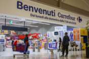 Perché Carrefour lascia l’Italia, il marchio francese dei supermercati vende agli italiani di NewPrinces: torna il brand GS