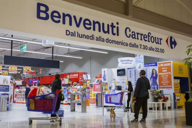 Perché Carrefour lascia l’Italia, il marchio francese dei supermercati vende agli italiani di NewPrinces: torna il brand GS
