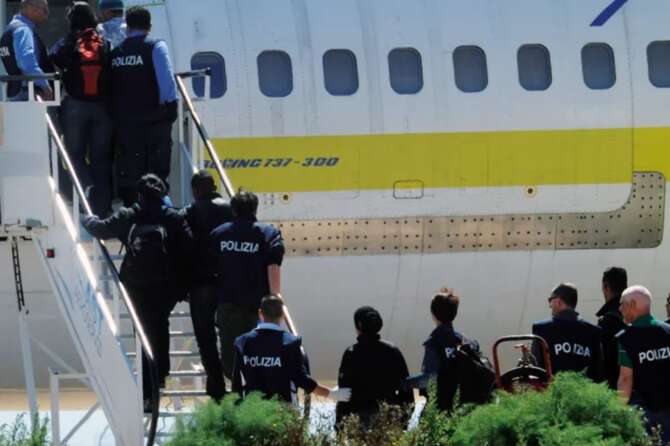 Accusati di terrorismo ed espulsi, il tribunale archivia e ora chiedono un maxi risarcimento all’Italia: “Strappati ai loro figli”