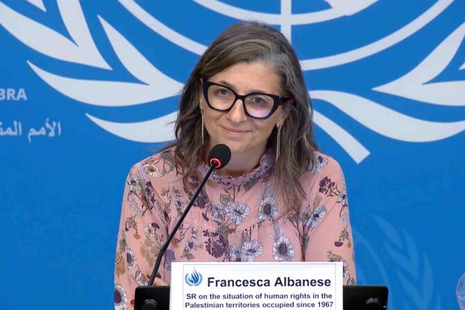 Sospese le sanzioni contro Francesca Albanese, schiaffo a Trump da tribunale Usa: “Violati diritti garantiti dal Primo Emendamento”