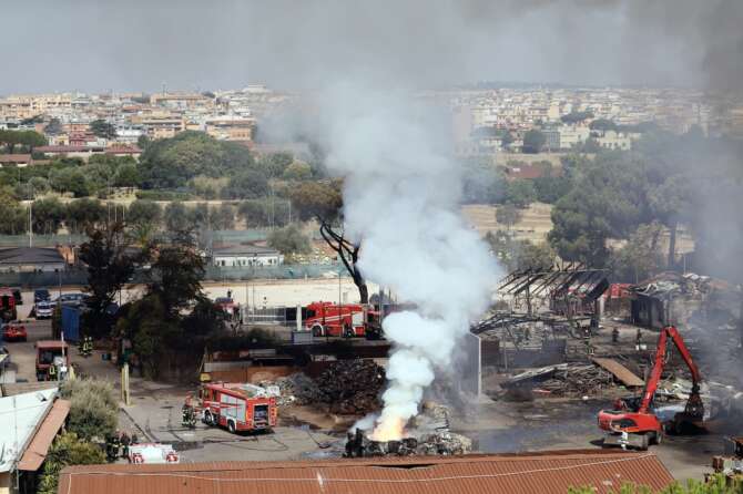 Roma, esplosione al distributore di benzina: oltre 40 feriti di cui due gravi e case evacuate, inchiesta in Procura