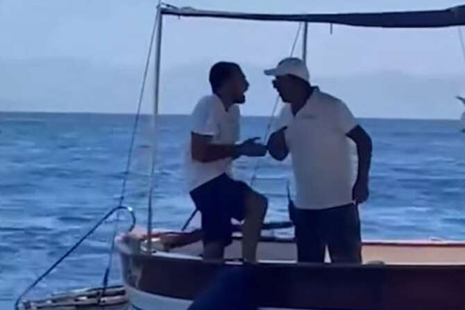 Perché la lite tra i barcaioli fuori la Grotta Azzurra a Capri
