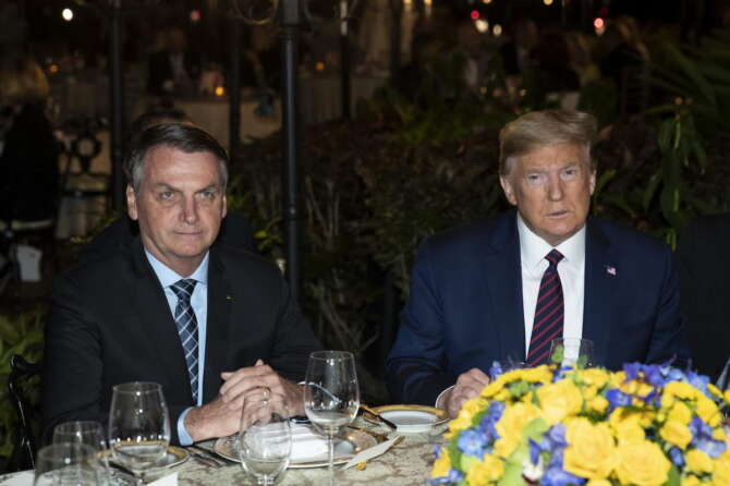 Donald Trump assieme all’ex presidente del Brasile Jair Bolsonaro
