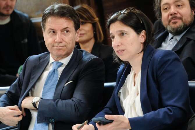 Giuseppe Conte M5S, Elly Schlein PD in occasione del convegno ‘Informazione, emergenza democratica, media Freedom Act riforma Rai, conflitto di interesse, piattaforma sociale europea, no al decreto sicurezza, la società civile chiama al tavolo la politica’. Associazione Stampa Estera a Roma Martedì 15 Aprile 2025 (foto Mauro Scrobogna / LaPresse) Giuseppe Conte M5S, Elly Schlein PD on the occasion of the conference ‘Information, democratic emergency, media Freedom Act Rai reform, conflict of interest, European social platform, no to the security decree, civil society calls politics to the table’. Foreign Press Association in Rome Tuesday April 15 2025. (Photo by Mauro Scrobogna / LaPresse)
