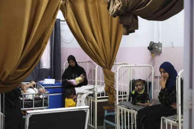Mayar Al-Arja, 2, right, and 5-month-old Yousef Al-Najjar, both suffering from malnutrition, are cared for by their mothers in a clinic in Nasser Hospital, Khan Younis, Gaza, on Wednesday, May 21, 2025. (AP Photo/Abdel Kareem Hana) Associated Press/LaPresse