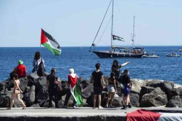 Activists of the Freedom Flotilla Coalition, board the Madleen boat, ahead of setting sail for Gaza, departing from the Sicilian port of Catania, Italy, Sunday, June 1, 2025. (AP Photo/Salvatore Cavalli) ASSOCIATED PRESS / LAPRESSE ONLY ITALY AND SPAIN