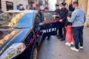 Task force dei Carabinieri contro i truffatori del gioco delle tre campanelle al centro di Roma. Nella foto i Carabinieri mentre fermano e identificano i truffatori del gioco delle tre campanelle in Via del Corso. Sabato 5 Aprile, 2025 (foto Valentina Stefanelli / LaPresse) Carabinieri task force against the three-bell game scammers in the center of Rome. In the photo, the Carabinieri while they stop and identify the three-bell game scammers in Via del Corso. Saturday, April 5, 2025 (photo Valentina Stefanelli / LaPresse)