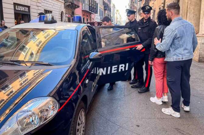 Task force dei Carabinieri contro i truffatori del gioco delle tre campanelle al centro di Roma. Nella foto i Carabinieri mentre fermano e identificano i truffatori del gioco delle tre campanelle in Via del Corso. Sabato 5 Aprile, 2025 (foto Valentina Stefanelli / LaPresse) Carabinieri task force against the three-bell game scammers in the center of Rome. In the photo, the Carabinieri while they stop and identify the three-bell game scammers in Via del Corso. Saturday, April 5, 2025 (photo Valentina Stefanelli / LaPresse)