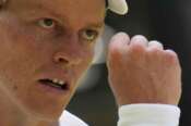 Italy’s Jannik Sinner reacts after winning a point against Carlos Alcaraz of Spain in the men’s singles final at the Wimbledon Tennis Championships in London, Sunday, July 13, 2025. (AP Photo/Kin Cheung) Associated Press/LaPresse