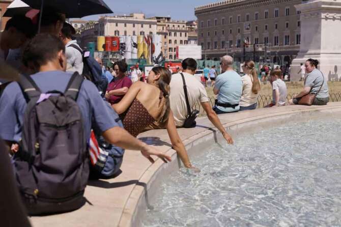 Nuova ondata di caldo a Roma , turisti cercano il fresco nelle fontane di Piazza Venezia — Roma—Italia —Venerdì 8 Agosto 2025 – Cronaca – (foto di Cecilia Fabiano/ LaPresse) New heat wave in Rome, tourists seek coolness in the fountains in Venezia Square — Rome—Italy — Friday , August 8, 2025 – News – (photo by Cecilia Fabiano/LaPresse)