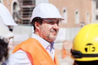 Il ministro delle Infrastrutture Matteo Salvini durante il sopralluogo al cantiere della metro C a piazza Venezia, Roma, Martedì 19 Agosto 2025 (Foto Roberto Monaldo / LaPresse) Infrastructure minister Matteo Salvini during the inspection of the Metro line C construction site in Piazza Venezia, Rome, Tuesday, August 19, 2025 (Photo by Roberto Monaldo / LaPresse)
