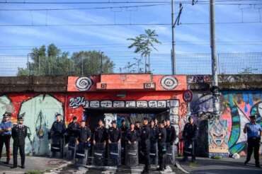 Sfratto del Centro Sociale Leoncavallo – Milano, 21 Agosto 2025 (Foto Claudio Furlan/Lapresse) Eviction of the Leoncavallo Social Centre – Milan, 21 August 2025 (Photo Claudio Furlan/Lapresse)