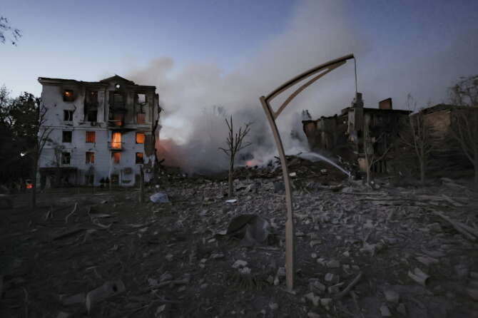 Guerra di droni tra Russia e Ucraina, a Kiev allarme aereo in tutto il Paese: Trump manda Witkoff a Mosca per trattare