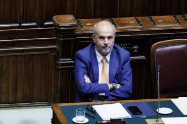 Schillaci scioglie il comitato sui vaccini, la destra si spacca: ministro difeso solo da Forza Italia, Lega all’attacco