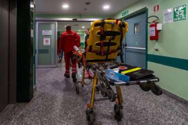 Cos’è l’intossicazione da botulino, sintomi e cibi a rischio: due morti a Cosenza e Cagliari