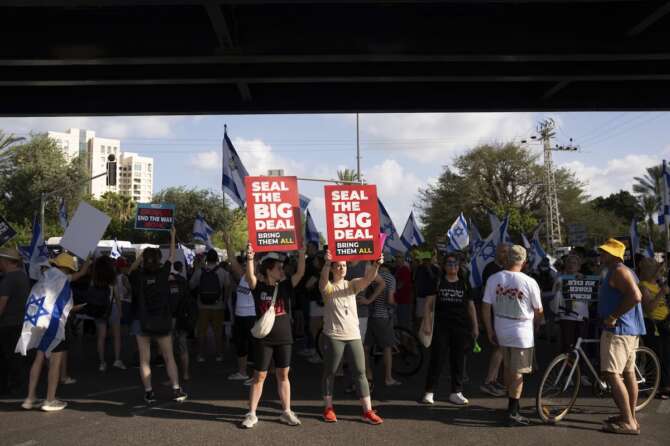 Israele contro Netanayahu, due milioni in piazza contro la guerra e per la liberazione degli ostaggi: ma per Bibi “aiutano Hamas”