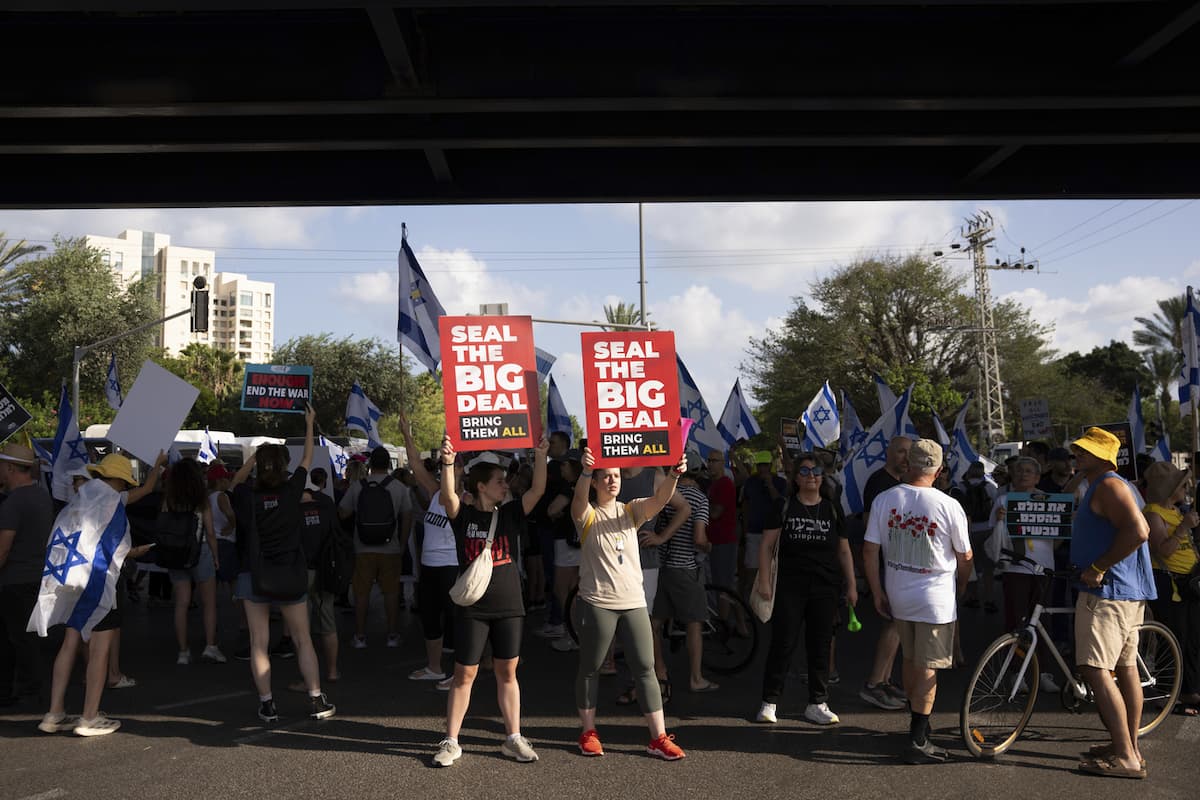 Israele contro Netanayahu, due milioni in piazza contro la guerra e per la liberazione degli ostaggi: ma per Bibi “aiutano Hamas”