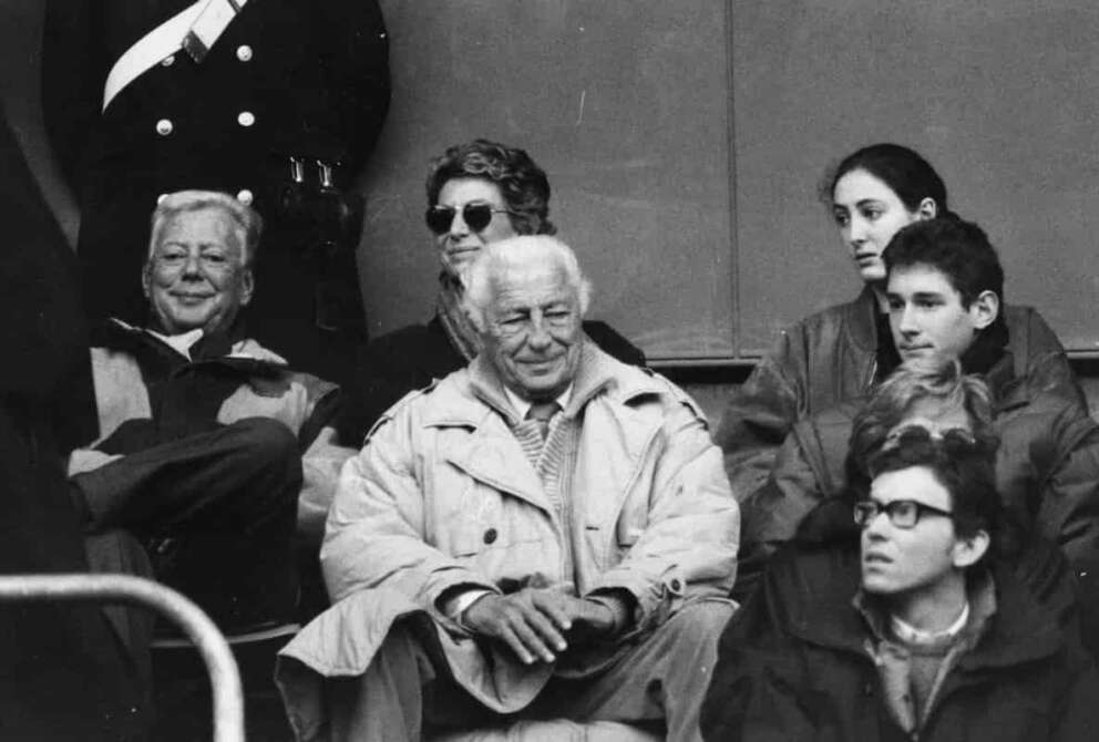 Foto LaPresse archivio storico Torino Stadio delle Alpi Italia Gianni Agnelli nella foto: Gianni Agnelli allo stadio con John Elkann, Umberto, Allegra e Anna Agnelli alle sue spalle. Partita Juve/Bari Busta 851/3