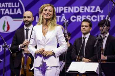 Cosa c’entra Meloni con il licenziamento del “direttore” d’orchestra Beatrice Venezi alla Fenice: la batosta all’egemonia culturale del governo
