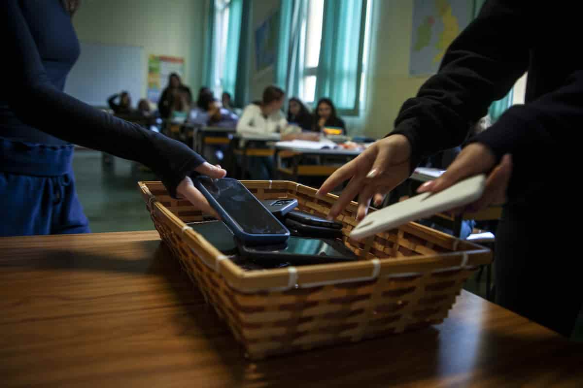 Telefoni in classe a scuola