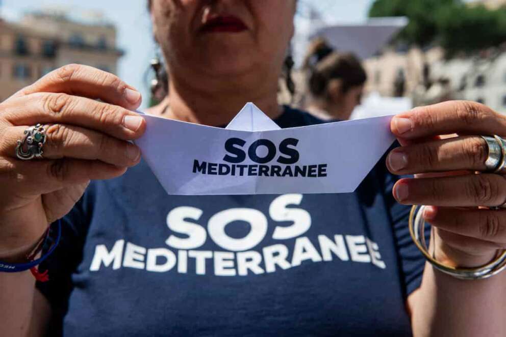 Non Restiamo a guardare Evento di SOS Meditarranee a Largo Argentina – Roma, Italia – Nella foto le barchette di carta si Sos mediterranee – mercoledì 29 maggio 2024 (foto Valentina Stefanelli / LaPresse)   Let’s not stand by and watch SOS Mediterranee event in Largo Argentina – Rome, Italy – In the photo – Wednesday 29 May 2024 (photo Valentina Stefanelli / LaPresse)