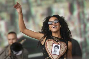 Olivia Dean performs during the Glastonbury Festival in Worthy Farm, Somerset, England, Friday, June 28, 2024. (Scott A Garfitt/Invision/AP) Associated Press/LaPresse