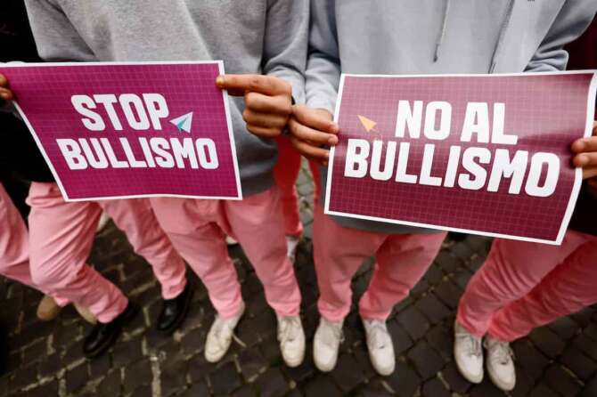 Giornata contro il bullismo, gli studenti del liceo Vian organizzano una performance a tema pantaloni rosa davanti al palazzo di Montecitorio Roma —Italia — Venerdì 7 Febbraio 2025 – Cronaca – (foto di Cecilia Fabiano/LaPresse) Anti-bullying day, Vian high school students organize a pink pants-themed dance in front of Montecitorio Parliament Palace Rome, Italy Friday , February 7, 2025 – News – (photo by Cecilia Fabiano/LaPresse)