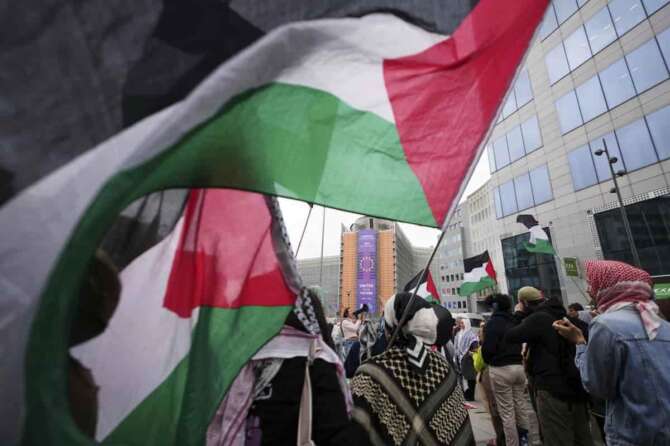 People attend a protest in support of Palestinians outside a meeting of EU foreign ministers at the European Council building in Brussels, Monday, June 23, 2025. (AP Photo/Virginia Mayo) Associated Press/LaPresse