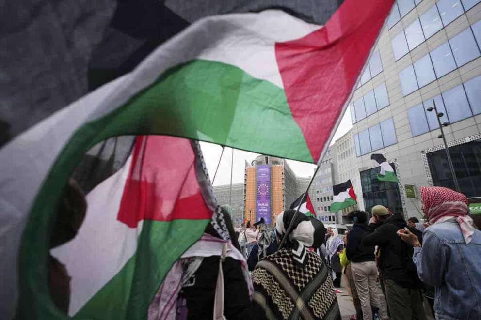 People attend a protest in support of Palestinians outside a meeting of EU foreign ministers at the European Council building in Brussels, Monday, June 23, 2025. (AP Photo/Virginia Mayo) Associated Press/LaPresse