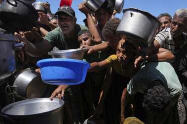 Ennesima strage di Israele, 5 bambini uccisi in fila per l’acqua