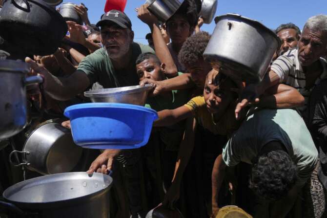 Ennesima strage di Israele, 5 bambini uccisi in fila per l’acqua
