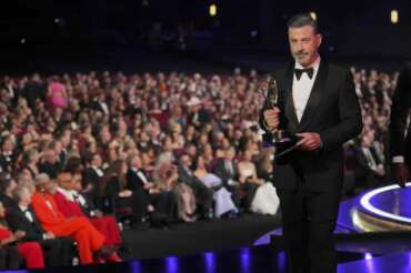 IMAGE DISTRIBUTED FOR THE TELEVISION ACADEMY – EXCLUSIVE – Jimmy Kimmel with Emmy for Outstanding Host for a Game Show “Who Wants To Be A Millionaire” during night two of the Television Academy’s 2025 Creative Arts Emmy Awards at the Peacock Theater on Sunday, Sept. 7, 2025 in Los Angeles. (Photo by Jordan Strauss/Invision for the Television Academy/AP Content Services) Associated Press/LaPresse
