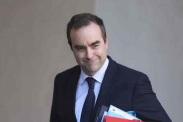 FILE – French Defense Minister Sebastien Lecornu leaves the first cabinet meeting of the new government, at the Elysee Palace in Paris, Friday, Jan. 3, 2025. (AP Photo/Thomas Padilla, File) Associated Press/LaPresse