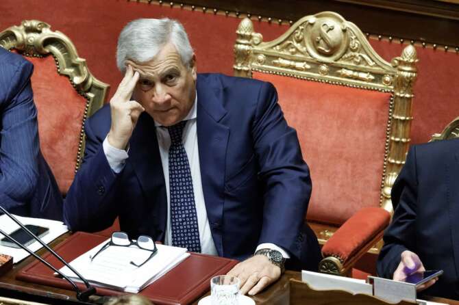 “Tajani influencer di Israele”, in Aula è rissa con il M5S