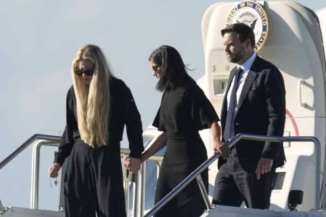 Vice President JD Vance, right, Second Lady Usha Vance, center, and Erika Kirk, holding a cross on a chain, deplane Air Force Two, carrying the body of Charlie Kirk, the CEO and co-founder of Turning Point USA who was shot and killed, Thursday, Sept. 11, 2025, in Phoenix. (AP Photo/Ross D. Franklin) Associated Press/LaPresse Only Italy