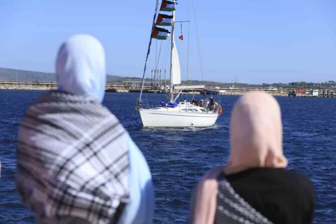 Supporters watch as a boat that is part of the Global Sumud Flotilla departs to Gaza to deliver aid amidst Israel’s blockade on the Palestinian territory, in the Tunisian port of Bizerte, Saturday, Sept. 13, 2025. (AP Photo/Anis Mili) Associated Press / LaPresseù Only italy and spain