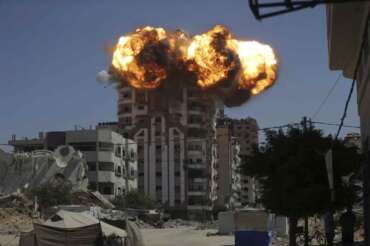 Flames erupt from a building following an Israeli military strike in Gaza City, Sunday, Sept. 14, 2025. (AP Photo/Yousef Al Zanoun) associated Press / LaPresse Only italy and spain