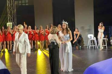 Fermo 16/09/2025 Miss Italia 2025 è Katia Buchicchio. La 18enne di Anzi, paese di 1.400 abitanti in provincia di Potenza, è stata incoronata al termine della finale andata in scena al Pala Savelli di Porto San Giorgio in provincia di Fermo nelle Marche. La giovane, diplomata al liceo scientifico, è ora studentessa di odontoiatria a Roma. Coltiva la passione del ricamare e del cucire. E’ la prima volta nella storia del concorso che la vincitrice proviene dalla Basilicata. “Spero di portare questo titolo con onore, il mio obiettivo è portare avanti gli studi, la mia priorità è questa”, ha affermato a LaPresse poco dopo essere stata decretata vincitrice. La giovane ha aggiunto di essere stata spinta a partecipare da “mia zia Maria”. Con lei sul podio si sono classificate Asia Campanelli, Miss Marche, e Fanny Tardioli, Miss Umbria. La conduttrice della serata finale è stata Nunzia De Girolamo. La giuria era composta Francesca Pascale, Alba Parietti, Bianca Luna Santoro, Maurizio Casagrande e Rossella Erra. La finale è stata trasmessa da San Marino Rtv in Eurovisione e su Rai Play. foto Francesco Pierucci/LaPresse