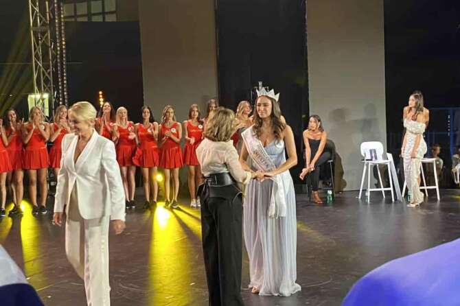 Fermo 16/09/2025 Miss Italia 2025 è Katia Buchicchio. La 18enne di Anzi, paese di 1.400 abitanti in provincia di Potenza, è stata incoronata al termine della finale andata in scena al Pala Savelli di Porto San Giorgio in provincia di Fermo nelle Marche. La giovane, diplomata al liceo scientifico, è ora studentessa di odontoiatria a Roma. Coltiva la passione del ricamare e del cucire. E’ la prima volta nella storia del concorso che la vincitrice proviene dalla Basilicata. “Spero di portare questo titolo con onore, il mio obiettivo è portare avanti gli studi, la mia priorità è questa”, ha affermato a LaPresse poco dopo essere stata decretata vincitrice. La giovane ha aggiunto di essere stata spinta a partecipare da “mia zia Maria”. Con lei sul podio si sono classificate Asia Campanelli, Miss Marche, e Fanny Tardioli, Miss Umbria. La conduttrice della serata finale è stata Nunzia De Girolamo. La giuria era composta Francesca Pascale, Alba Parietti, Bianca Luna Santoro, Maurizio Casagrande e Rossella Erra. La finale è stata trasmessa da San Marino Rtv in Eurovisione e su Rai Play. foto Francesco Pierucci/LaPresse
