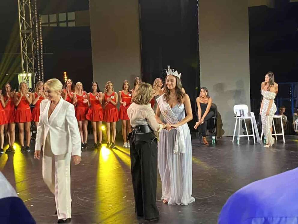Fermo 16/09/2025 Miss Italia 2025 è Katia Buchicchio. La 18enne di Anzi, paese di 1.400 abitanti in provincia di Potenza, è stata incoronata al termine della finale andata in scena al Pala Savelli di Porto San Giorgio in provincia di Fermo nelle Marche. La giovane, diplomata al liceo scientifico, è ora studentessa di odontoiatria a Roma. Coltiva la passione del ricamare e del cucire. E’ la prima volta nella storia del concorso che la vincitrice proviene dalla Basilicata. “Spero di portare questo titolo con onore, il mio obiettivo è portare avanti gli studi, la mia priorità è questa”, ha affermato a LaPresse poco dopo essere stata decretata vincitrice. La giovane ha aggiunto di essere stata spinta a partecipare da “mia zia Maria”. Con lei sul podio si sono classificate Asia Campanelli, Miss Marche, e Fanny Tardioli, Miss Umbria. La conduttrice della serata finale è stata Nunzia De Girolamo. La giuria era composta Francesca Pascale, Alba Parietti, Bianca Luna Santoro, Maurizio Casagrande e Rossella Erra. La finale è stata trasmessa da San Marino Rtv in Eurovisione e su Rai Play. foto Francesco Pierucci/LaPresse