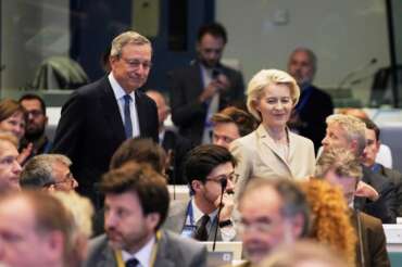 European Commission President Ursula von der Leyen, right, and author Mario Draghi, left, arrive to address the conference “One Year After the Draghi Report” at the EU Charlemagne building in Brussels, Tuesday, Sept. 16, 2025. (AP Photo/Virginia Mayo) – Associated Press/LaPresse