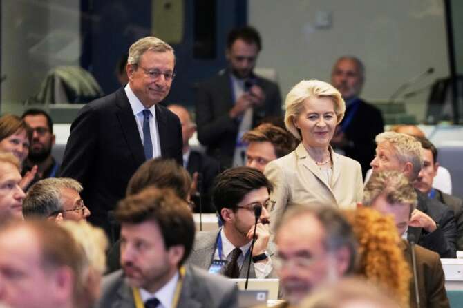 European Commission President Ursula von der Leyen, right, and author Mario Draghi, left, arrive to address the conference “One Year After the Draghi Report” at the EU Charlemagne building in Brussels, Tuesday, Sept. 16, 2025. (AP Photo/Virginia Mayo) – Associated Press/LaPresse
