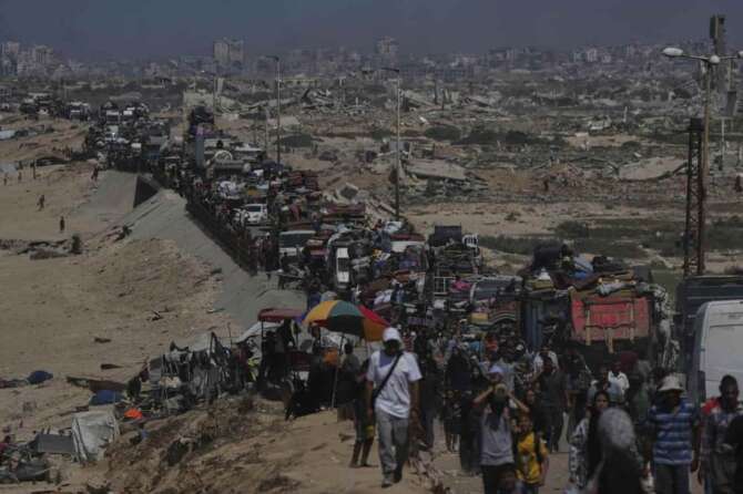 Displaced Palestinians flee Gaza City by foot and vehicles, carrying their belongings along the coastal road toward southern Gaza, Wednesday, Sept. 17, 2025. (AP Photo/Abdel Kareem Hana) Associated Press/LaPresse